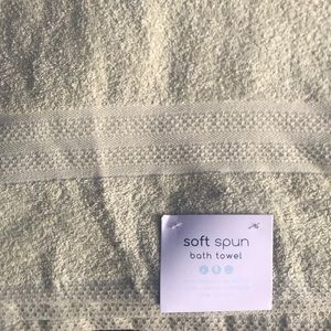 Soft spun bath towel NWT